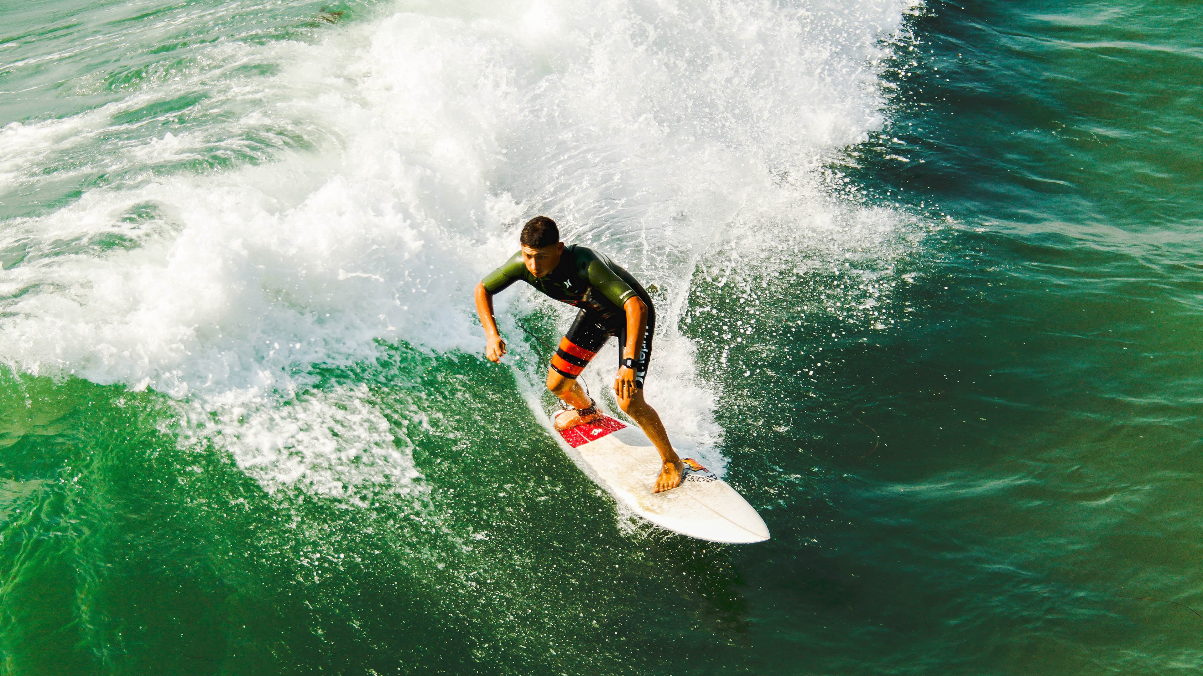 《英雄联盟》线上季后赛火热进行,赛场气氛高涨,lpl季后赛线下